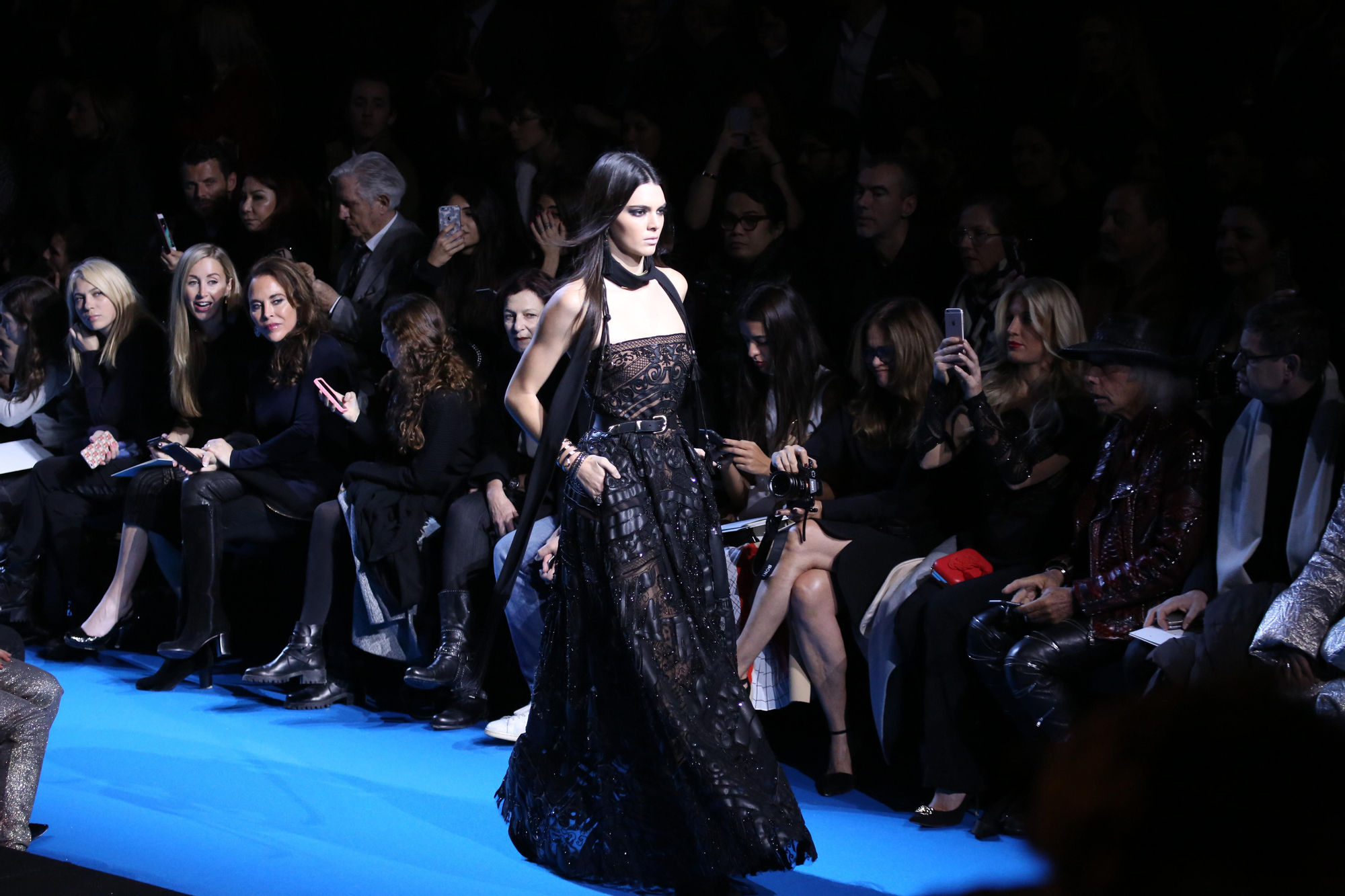 Kendall Jenner desfilando para Elie Saab