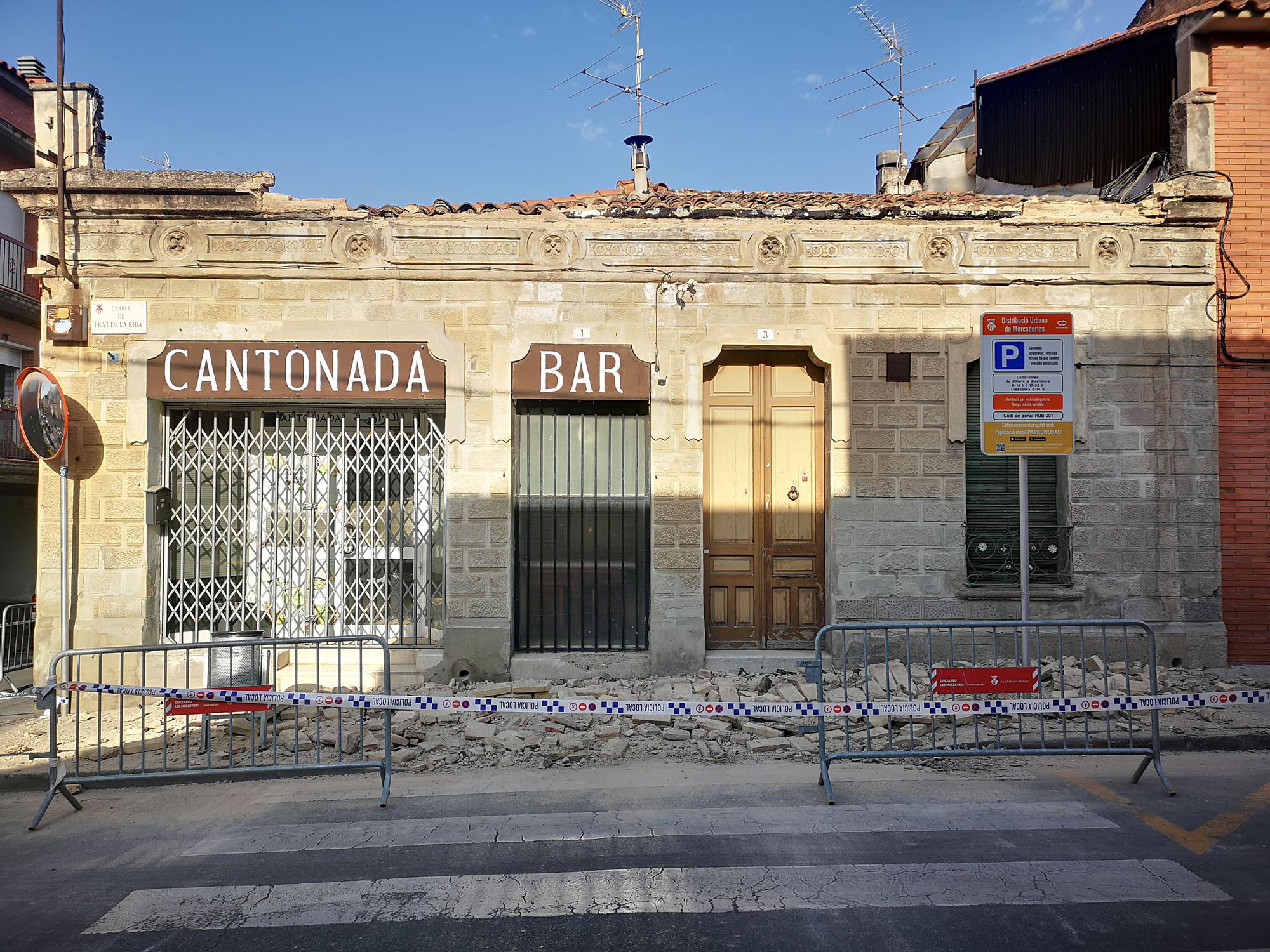 La Policia ha acordonado el perímetro del edificio