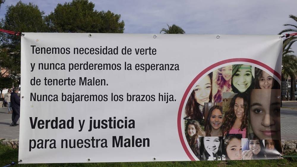 Unas 200 personas se han concentrado en la Pinada de Santa Ponça para recordar a la joven desaparecida en Mallorca hace más de cinco años