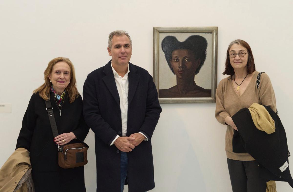 Ángeles Tilve, Rafa Domínguez y Patricia Molins, ante una obra de Maruja Mallo cedida por el Museo.
