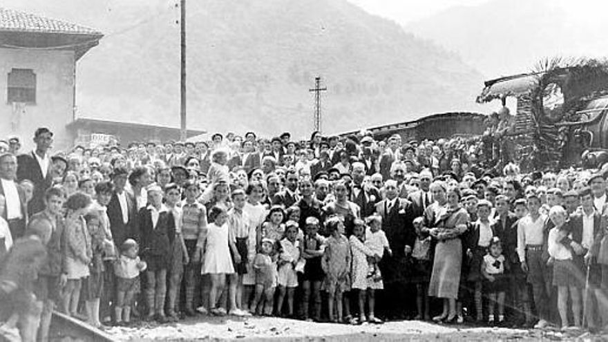 Vecinos, en la inauguración de la estación de Moreda.