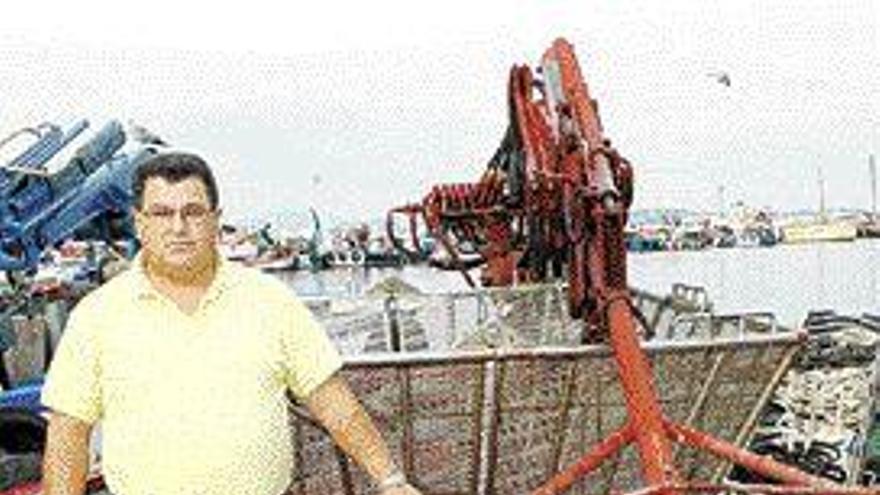 El bateeiro Ramón Castro muestra los daños sufridos en su barco. / muñiz