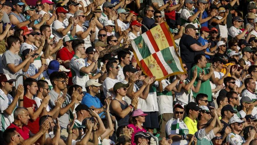 Aficionados del Elche durante un partido del play off de ascenso