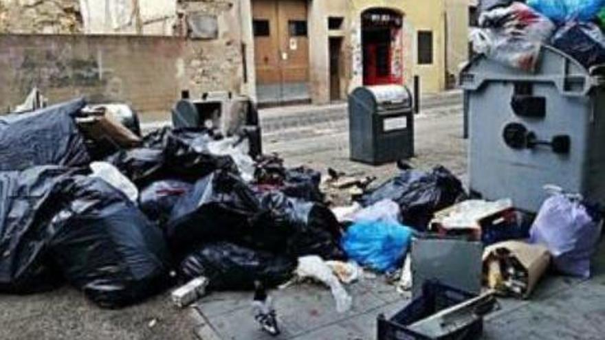 Una imatge de brutícia al carrer de la Jonquera