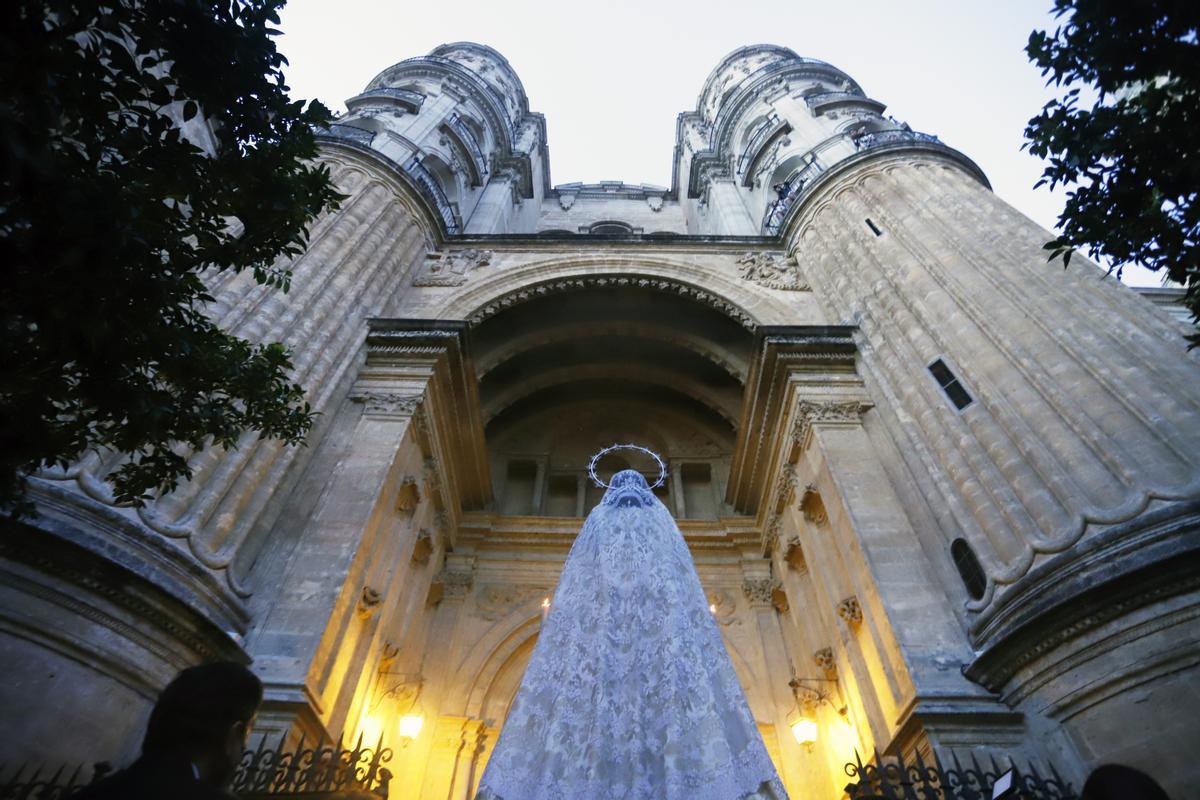 La Virgen del Rocío, durante su traslado a la Catedral