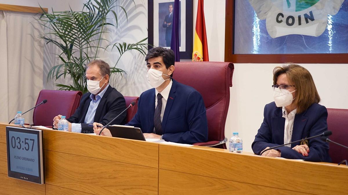 El alcalde de Coín, Francisco Santos, en el centro, durante el pleno de los presupuestos.