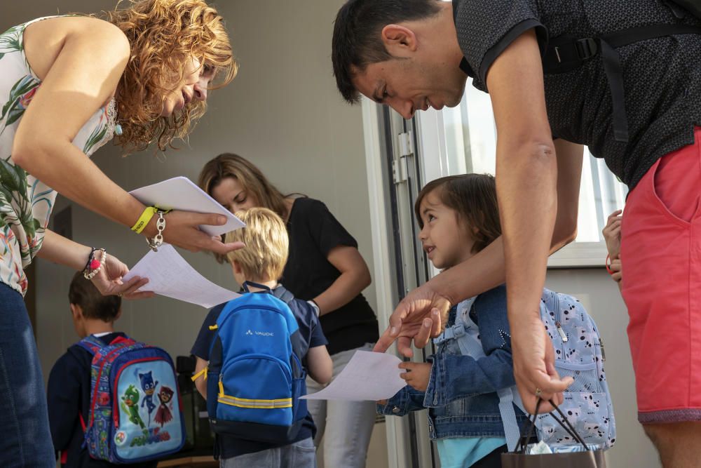 Inici del curs escolar a la nova escola de les Bases