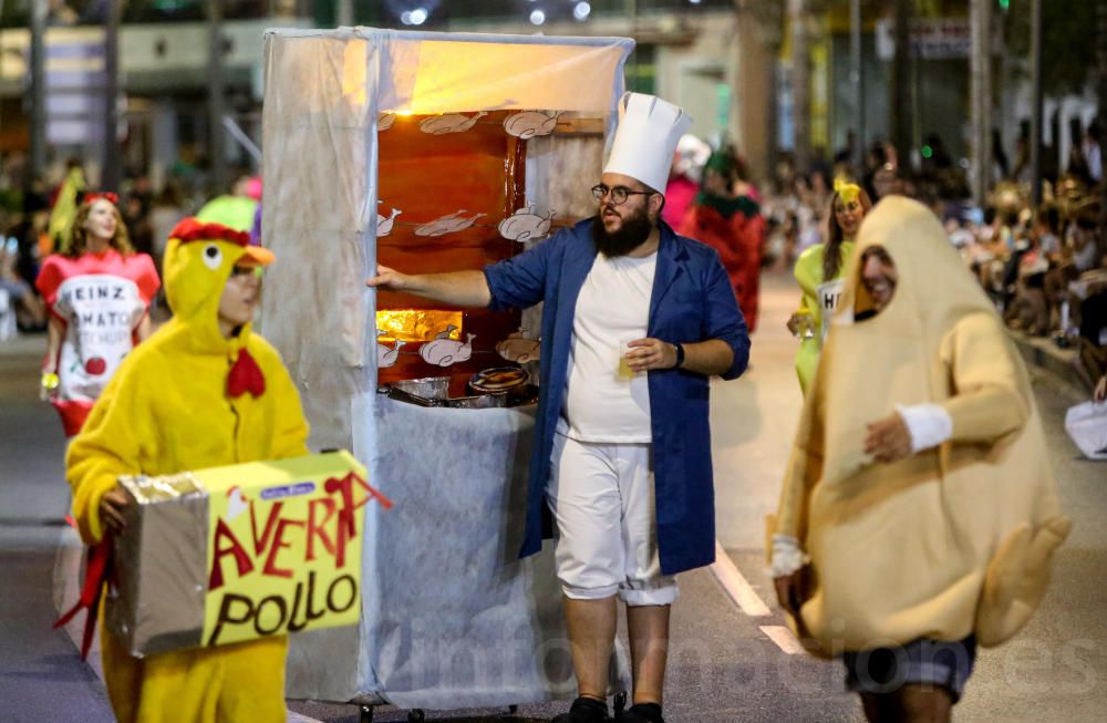 El municipio celebró su llamativa Gran Cabalgata de Disfraces dentro de los actos de las Fiestas de Agosto en honor a la Virgen de la Asunción