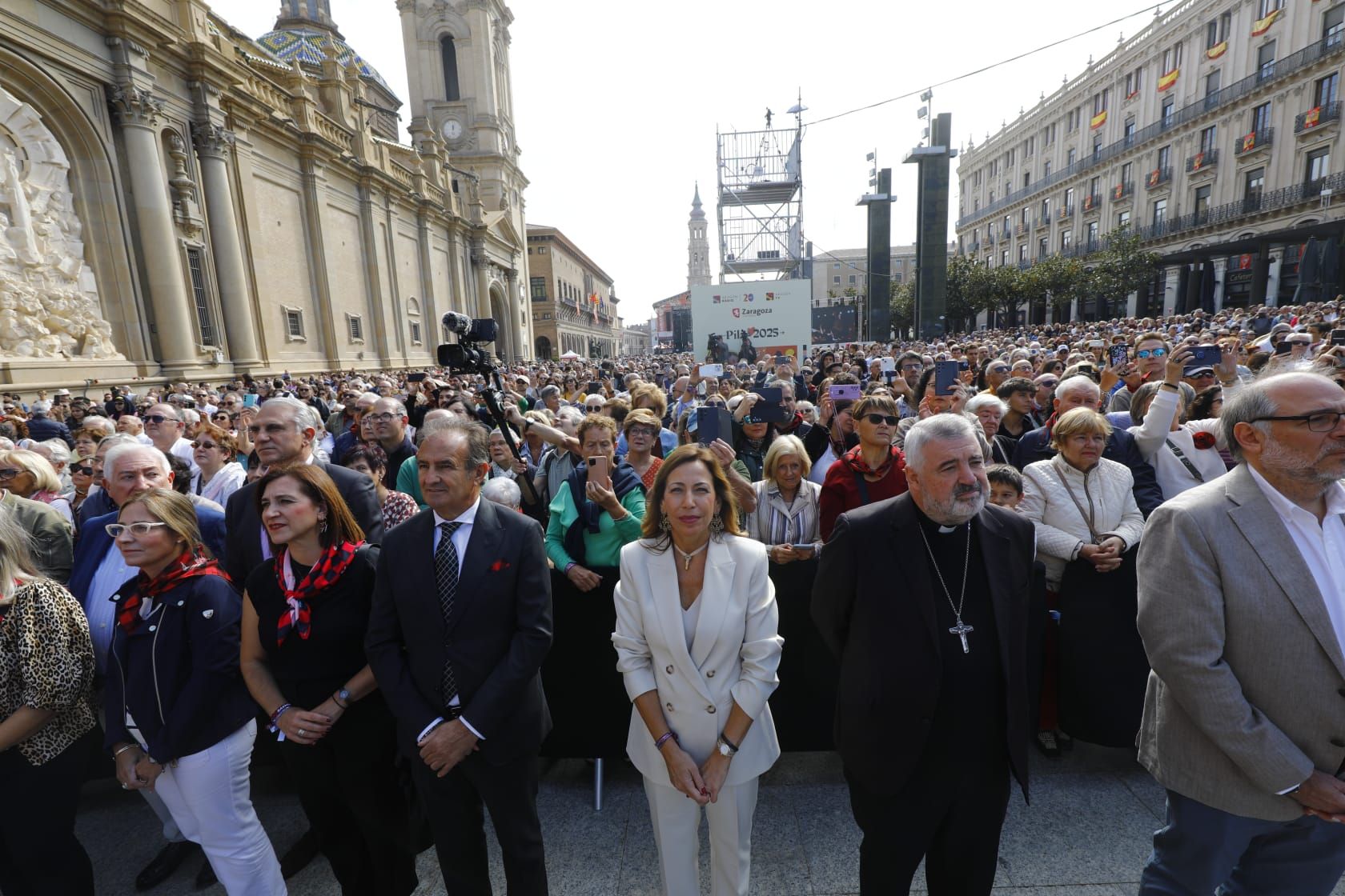 La Virgen ya preside la plaza del Pilar