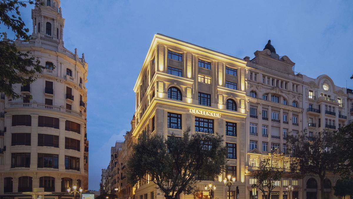 El Grand Hotel Centenari de la marca Autograph Collection, un cinco estrellas situado en la plaza del Ayuntamiento de València.