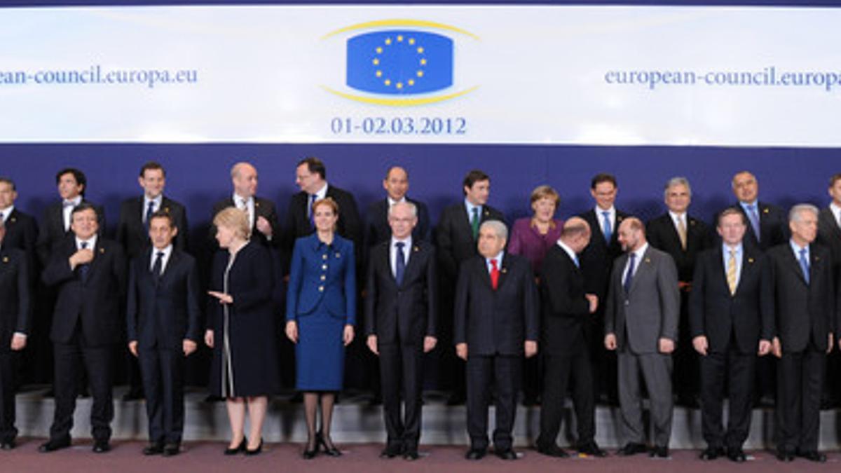 Los asistentes a la reunión del Eurogrupo, con Rajoy detrás (el quinto por la izquierda).