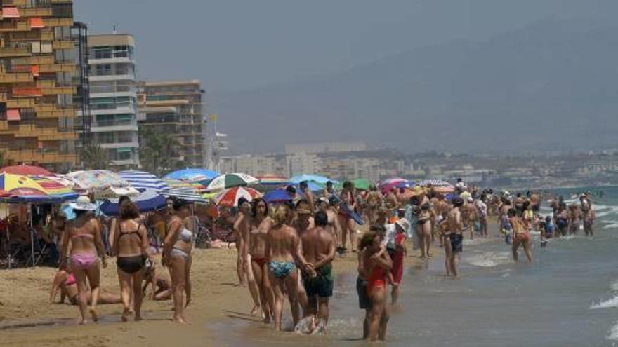 Los bañistas disfrutan de una jornada de sol y mar en la playa de Arenales del Sol.