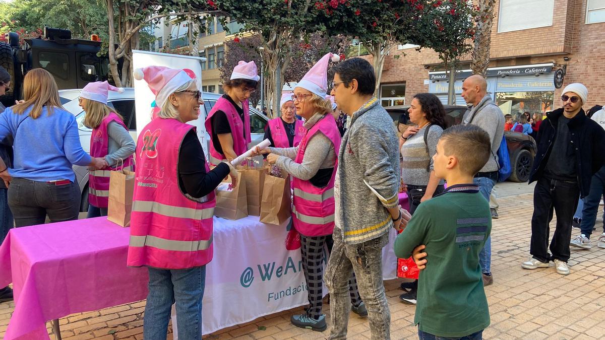 La Fundación Next2U repartió adornos navideños ayer a los niños de Massanassa.