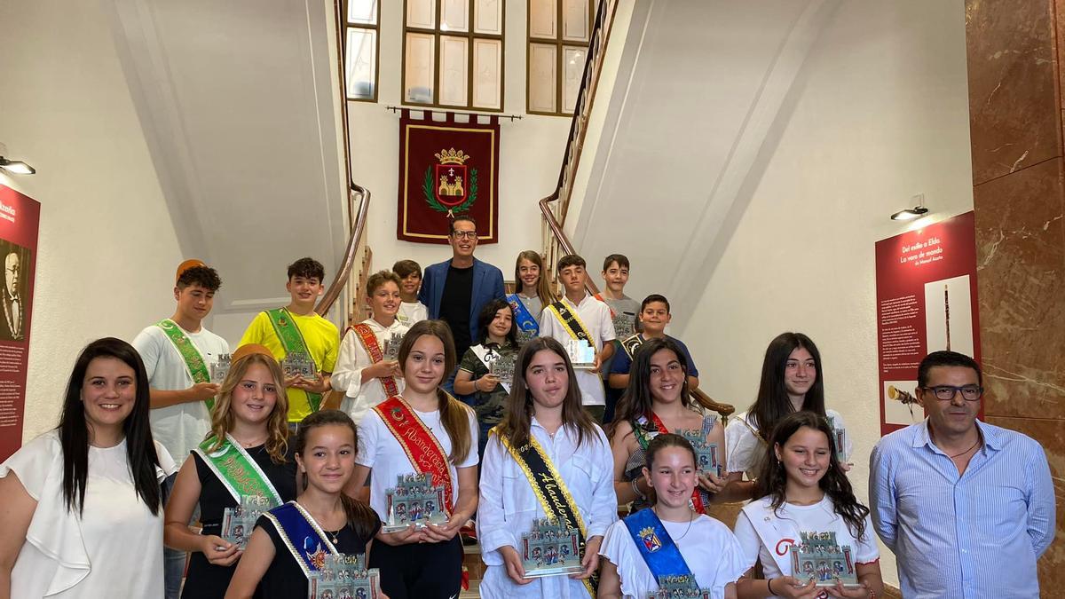 Las capitanías infantiles de las fiestas de Elda en la escalinata del Ayuntamiento.