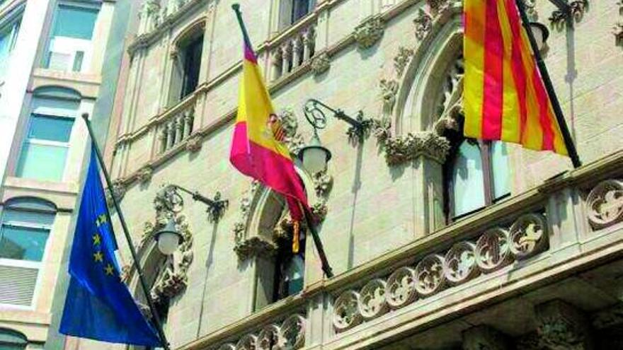 Un hombre quema la bandera española del Ayuntamiento de Terrassa