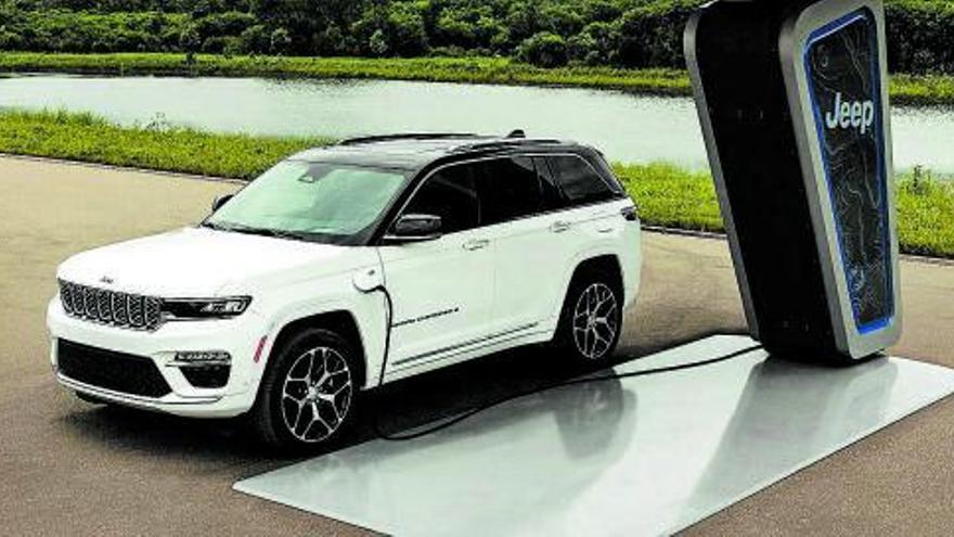 pÒQUER ELECTRIFICAT. A l’actual gamma 4xe de Jee p (formada pels Compass, Wrangler i Renegade) s’hi afegirà aquest mateix any el nou Grand Cherokee, equipat amb un sistema de propulsió PHEV. jeep