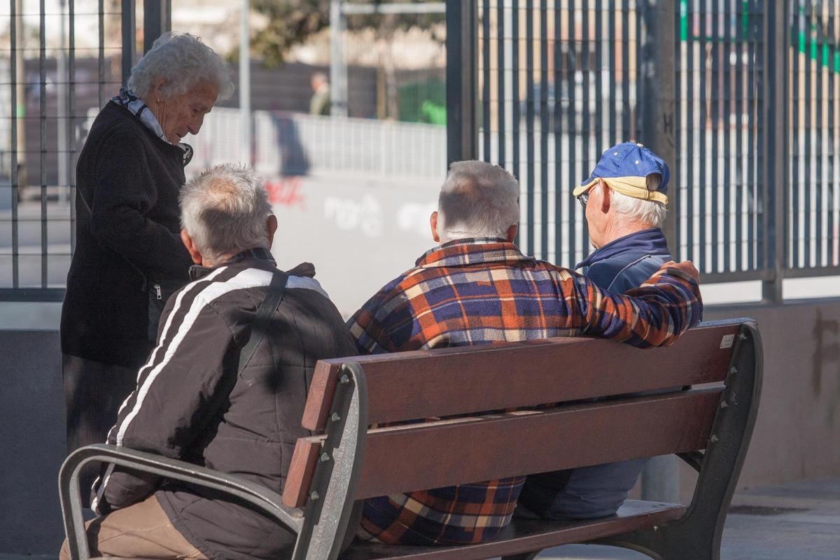 Un grupo de jubilados en Alicante.