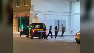 Cuatro mujeres agreden a un taxista de Santa Coloma