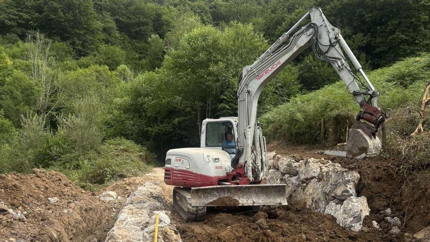 Cangas de Onís inicia la recuperación de la pista de concentración parcelaria de Següencu
