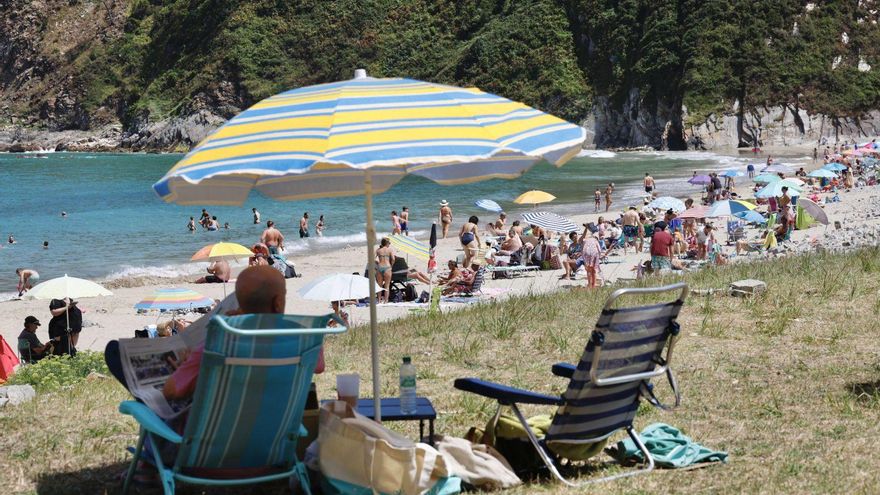 Bañistas de sol y mar en la playa de San Pedro de la Ribera (Soto de Luiña, Cudillero).