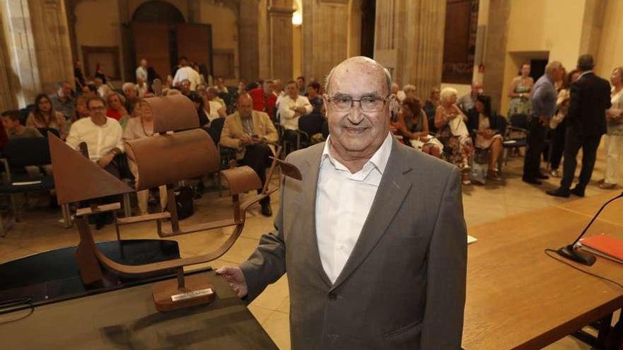 Ernesto García Rodríguez, &quot;Neto&quot;, ayer, en la colegiata de San Juan Bautista, al lado del premio &quot;Carabela&quot; 2018, que concede la Federación Internacional de Centros Asturianos.