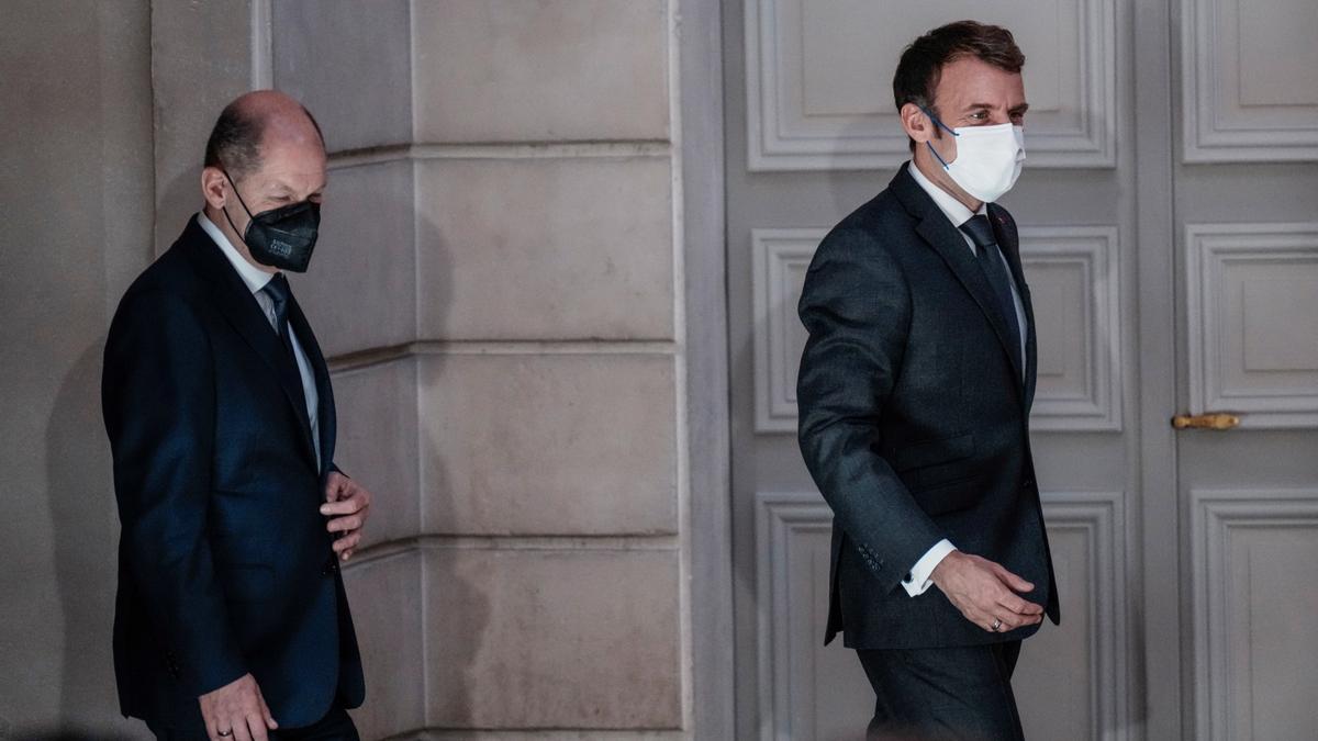 Olaf Scholz y Emmanuel Macron, se dirigen a la rueda de prensa tras la reunión que han mantenido este viernes en París.