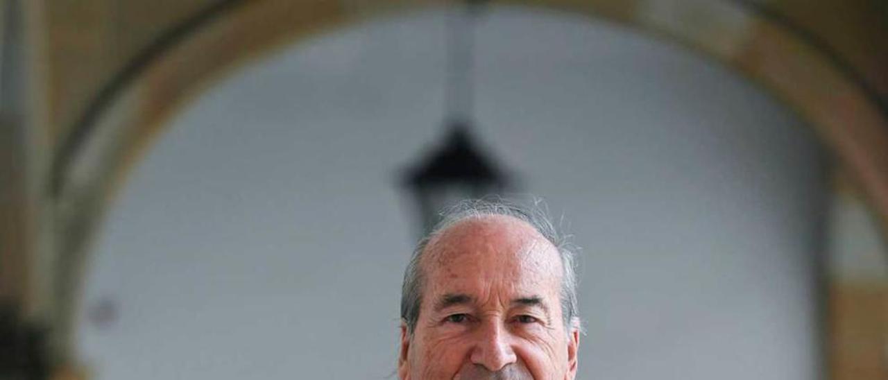 Conrado Durántez, en el edificio histórico de la Universidad de Oviedo.