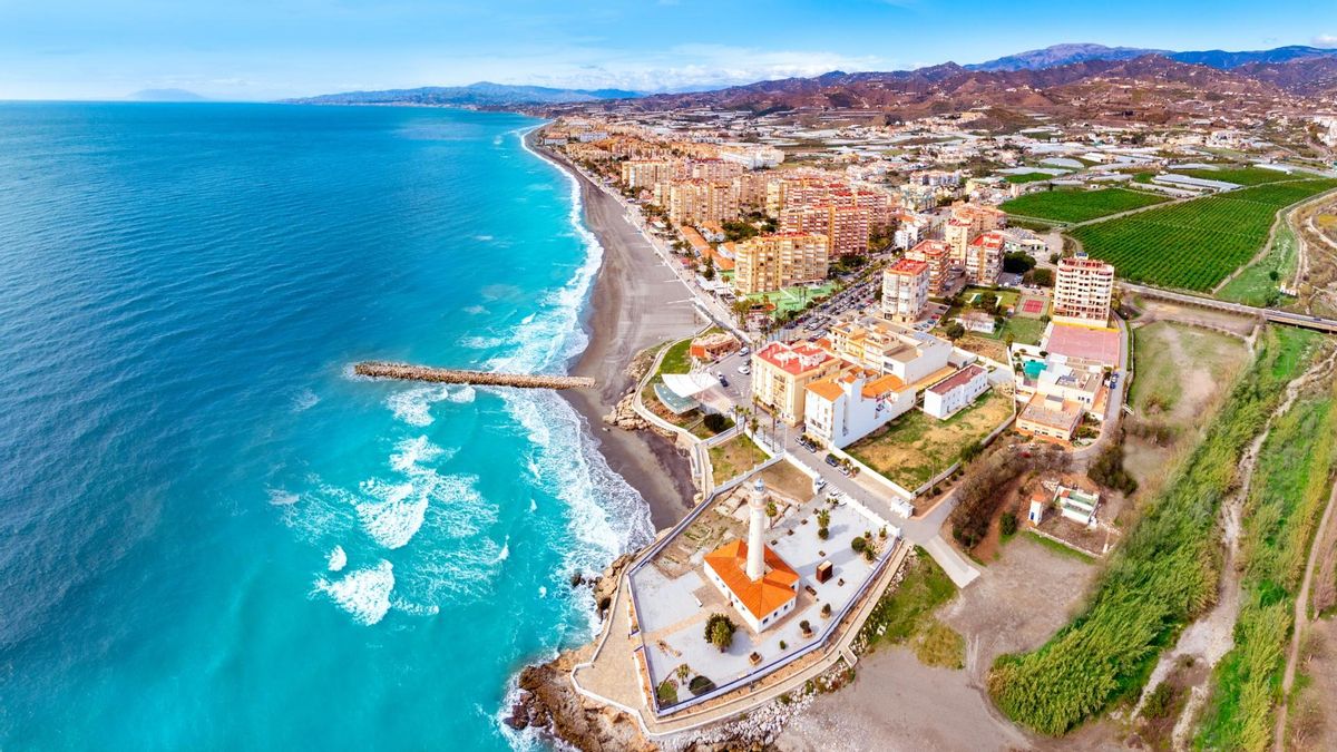 La playa de Málaga que estrena Bandera Azul: poco masificada y en un pueblo de ensueño.