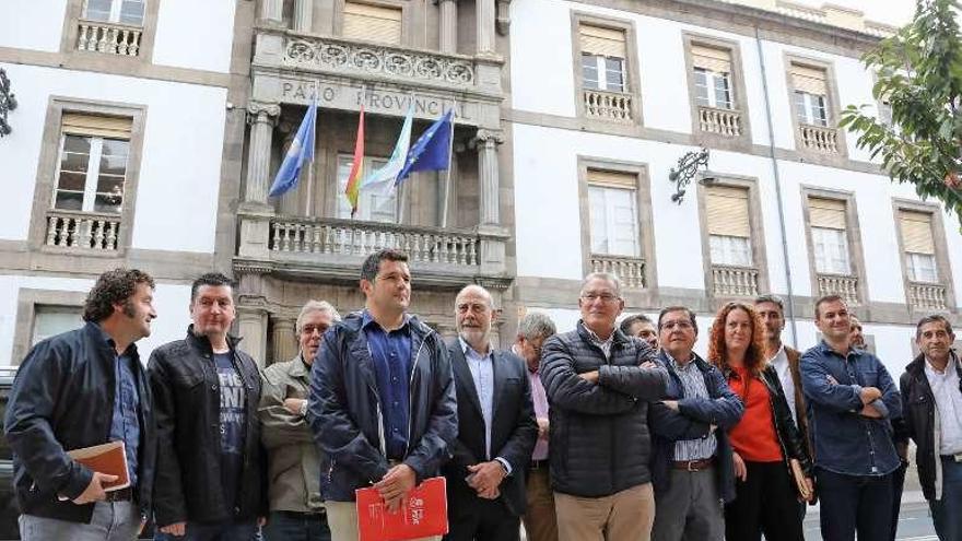 Alcaldes y portavoces de PSOE y BNG, a las puertas de la Diputación. // J.R.