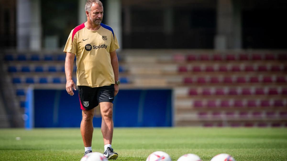 Hansi Flick, en un entrenamiento del Barça, en la ciudad deportiva en Sant Joan Despí.