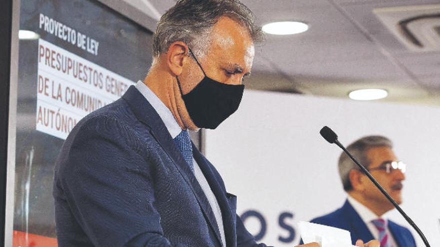 El presidente del Gobierno canario, Ángel Víctor Torres, junto al consejero de Hacienda, Román Rodríguez, en la presentación de los presupuestos.