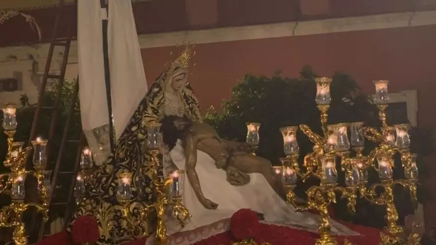 Vídeo | El misterio de la Piedad del Baratillo a su paso por la Plaza de San Francisco