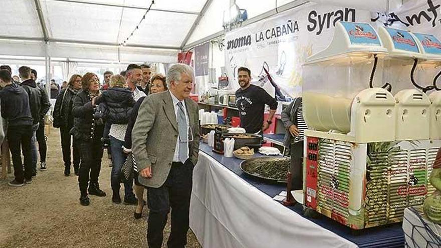 El alcalde de Alcúdia recorriendo la exposición gastronómica.