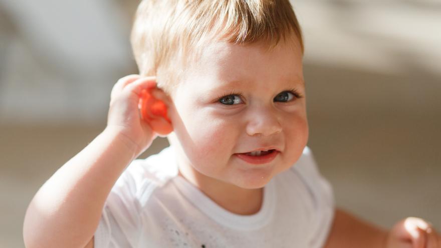 Así reacciona un niño con problemas auditivos al escuchar la voz de su madre por primera vez