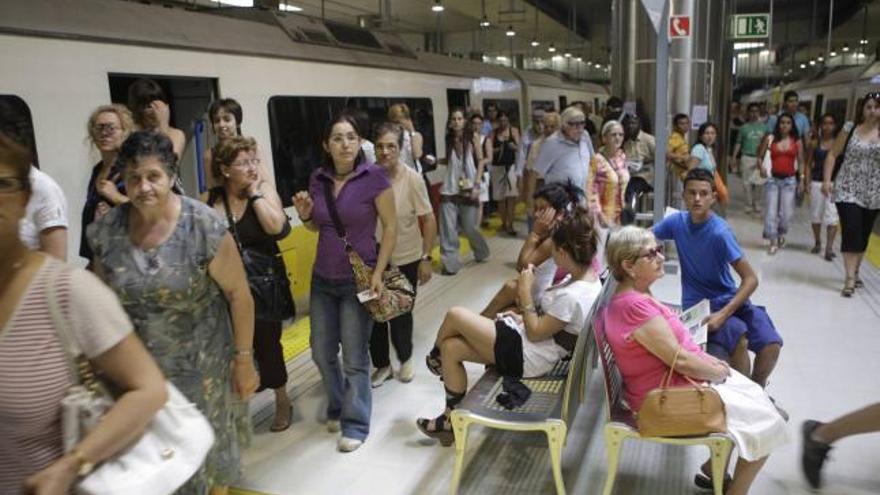 Usuarios del tren en una jornada de huelga que hubo en julio de este año.