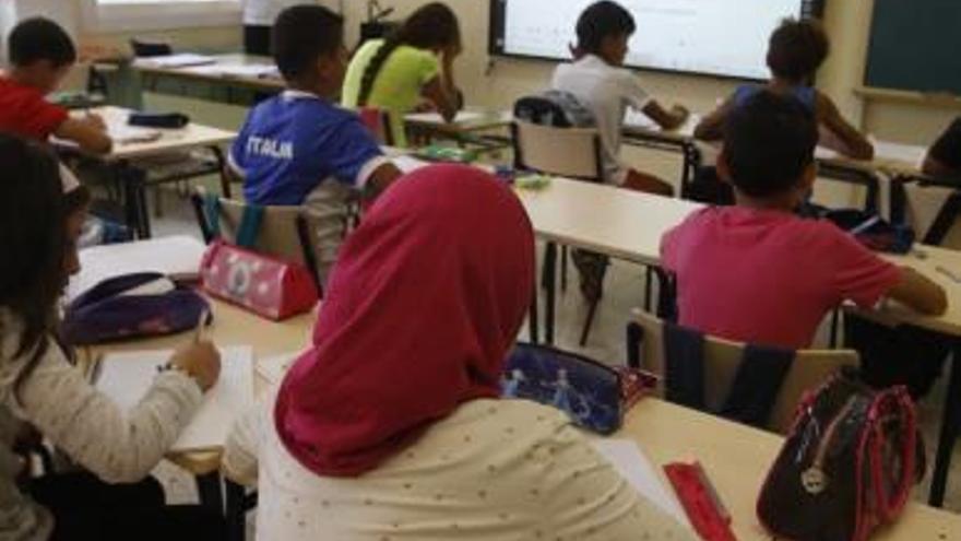 Alumna con velo en el aula de un colegio de Alicante.