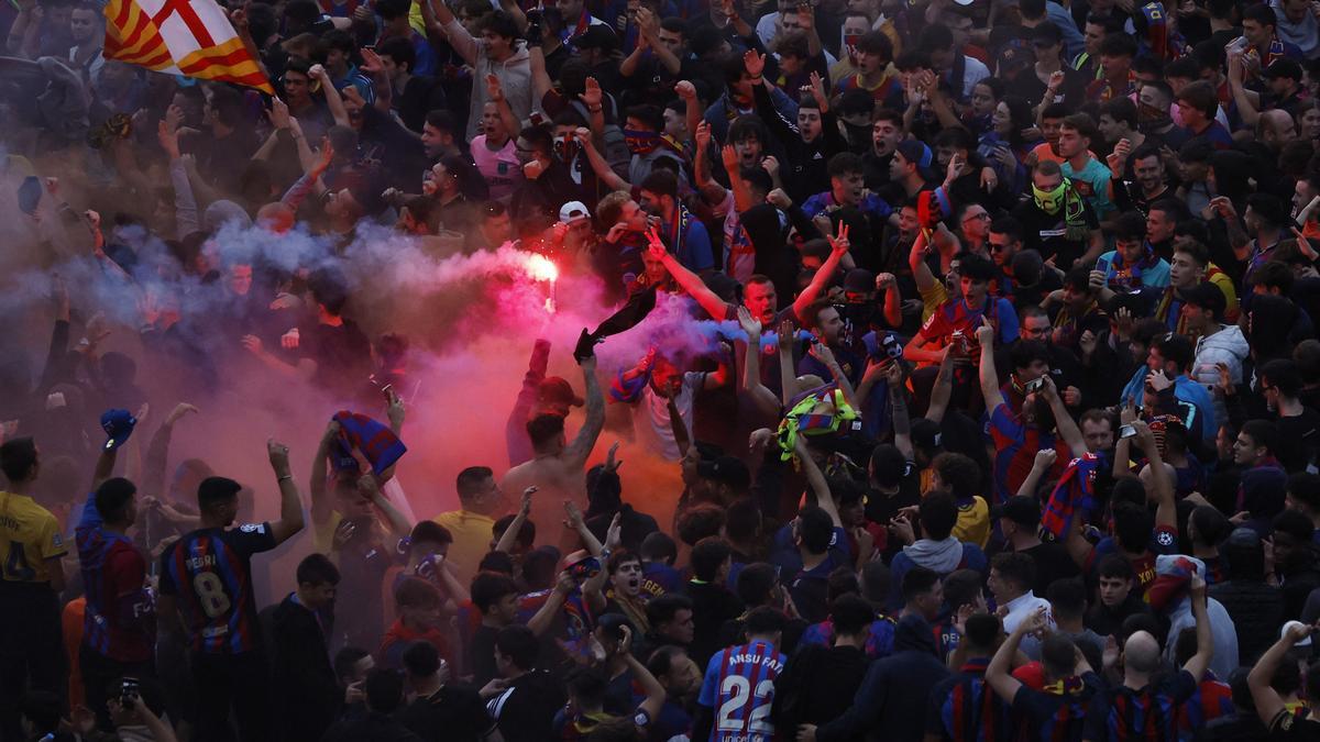Aficionados blaugrana reciben al autocar del FC Barcelona ante el partido de la Champions.