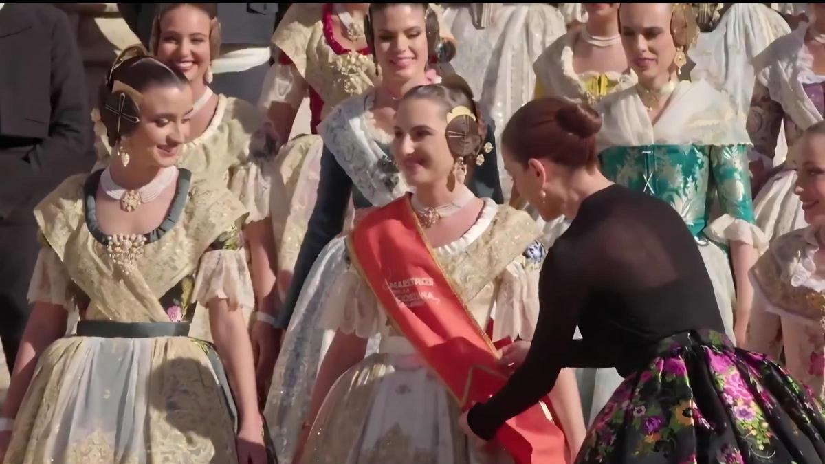 buen trato a la indumentaria e inadecuado a Carmen, Berta, María Estela y las cortes de honor