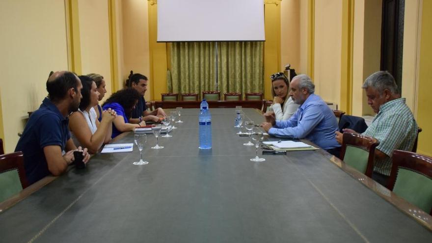 Reunión para abordar el plan de retirada de amianto del colegio José Calderón.