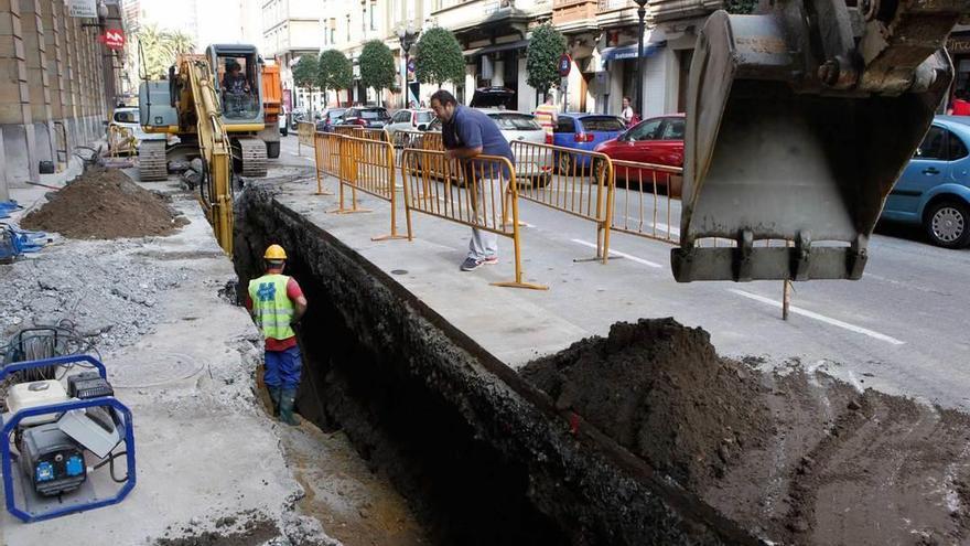 Trabajos para colocar el nuevo colector en la calle Marqués de San Esteban.