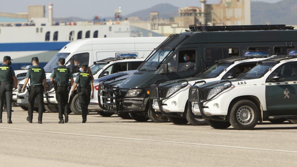 Agentes de la Guardia Civil, en el puerto.