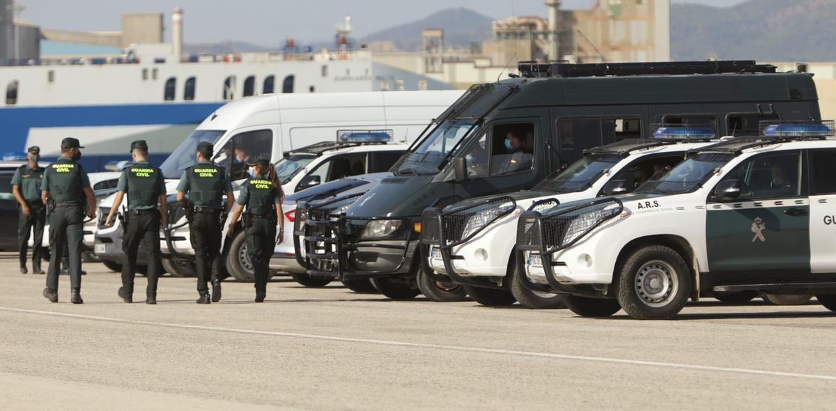 Agentes de la Guardia Civil, en el puerto