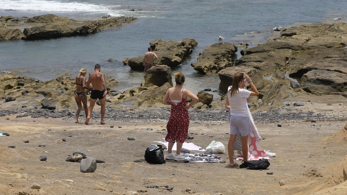 Bañistas en la playa de El Confital este lunes.