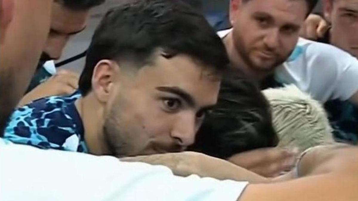 El capitán del Málaga CF, Ramón, durante su arenga antes del partido contra el Almería.
