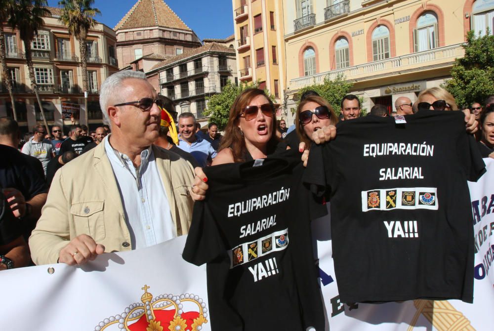 Bajo el lema #EquiparacionYa, más de trescientos de agentes de la Policía Nacional y de la Guardia Civil se han concentrado en la plaza de la Constitución