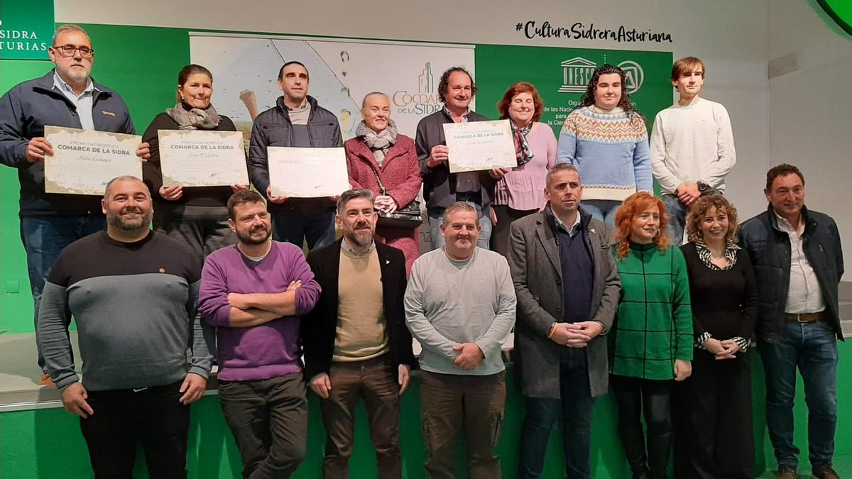 Premiados, familiares y representantes políticos de la Comarca de la Sidra, en el Museo de la Sidra