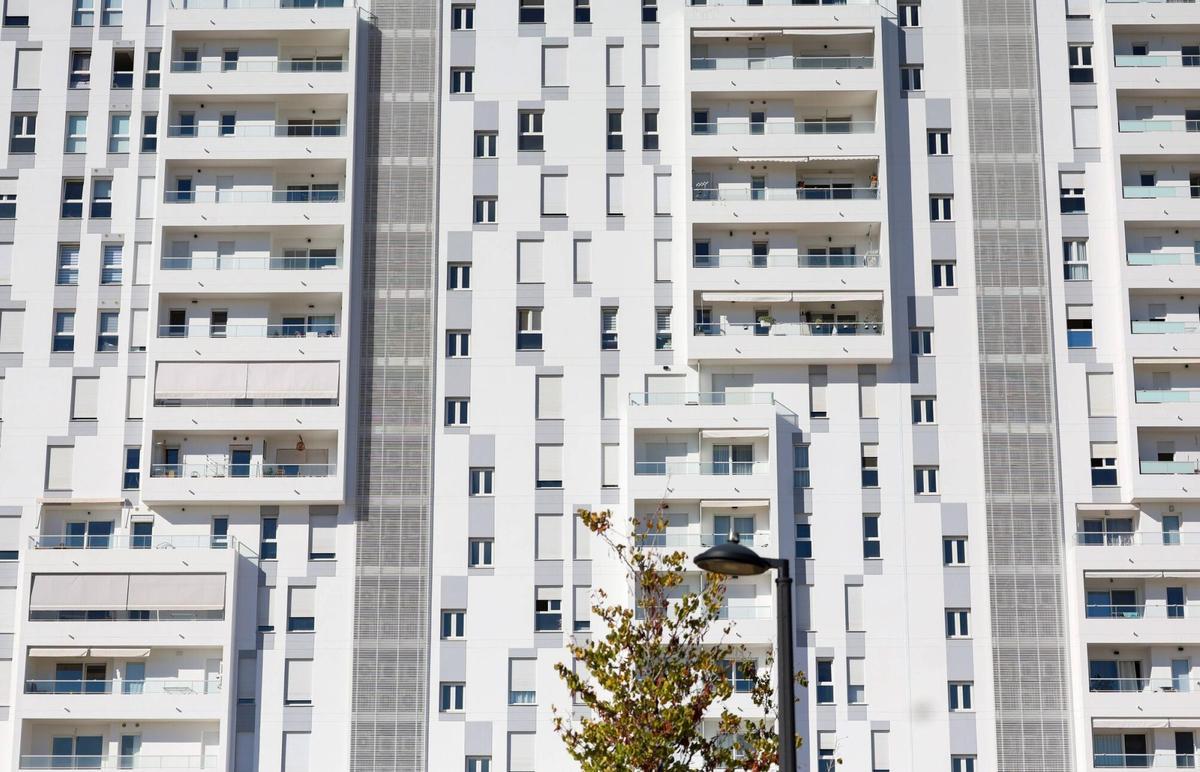 Valencia VLC reportaje de arquitectura edificios de nueva construcci�n blancos de color blanco . Crisis inmobiliaria de acceso a la vivienda . Vivienda de nueva construcci�n . Vivienda alquiler . Barrio Turia Nova