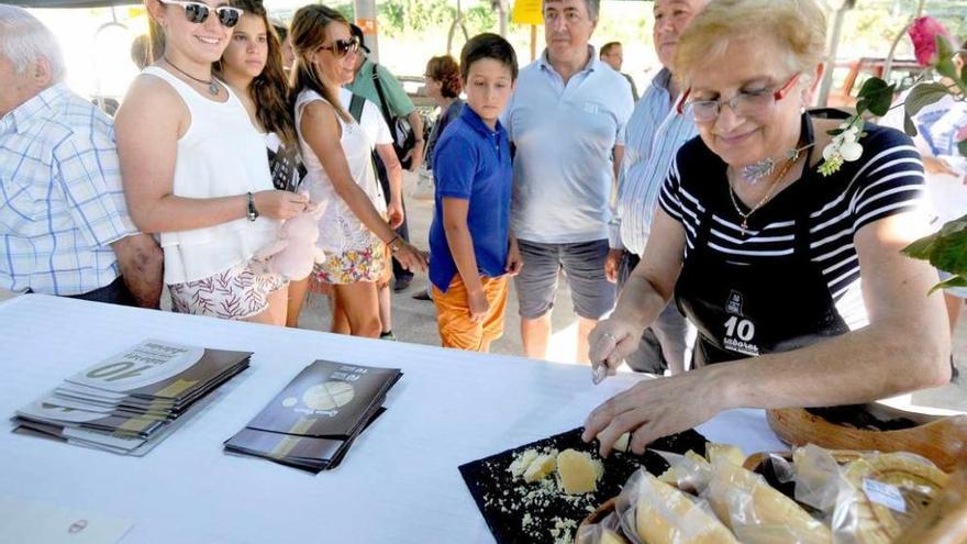 Marigel Álvarez, atendiendo al público en el certamen del año pasado.