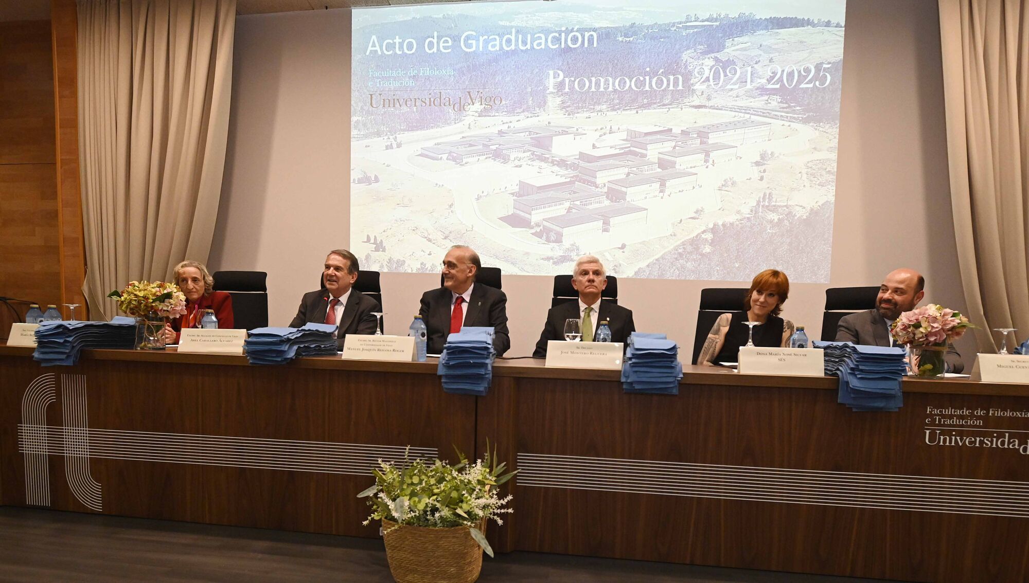Las últimas promociones de los grados en Traducción e Interpretación, Filología Aplicada Gallega y Española y Lenguas Extranjeras recogieron sus diplomas 