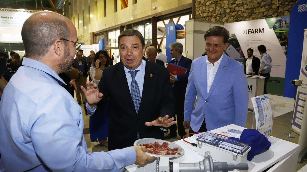 El ministro de Agricultura, Pesca y Alimentación, Luis Planas, visita al V Startup Europe Smart Agrifood Summit en el Palacio de Ferias y Congresos de Málaga.